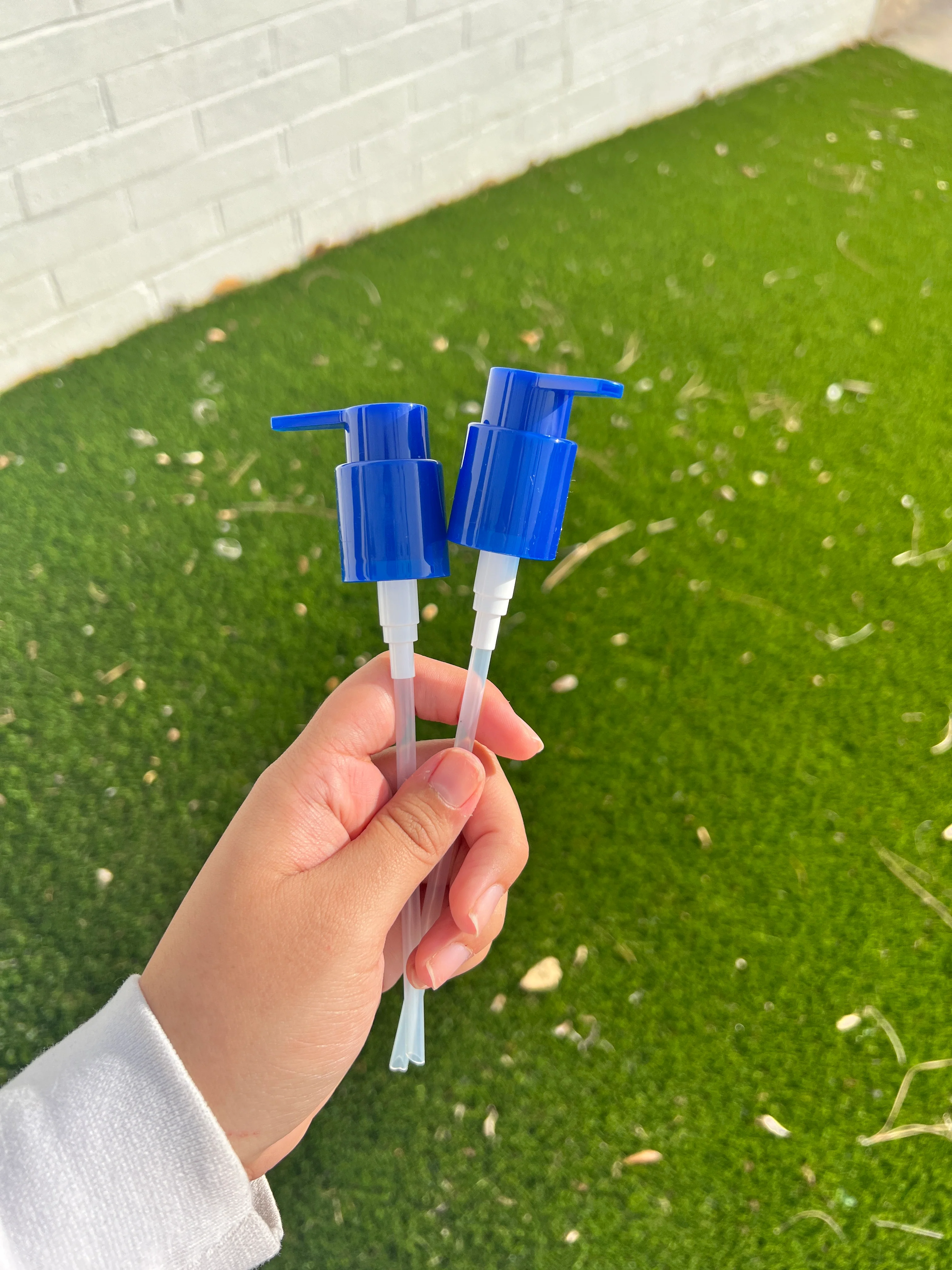 Gloves in a Bottle Shielding Lotion Bundle - 8 oz, 4-Pack with 4 New Pumps and Free Gift - Image 6